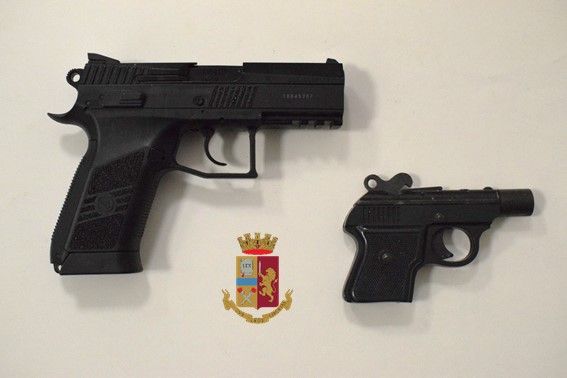 Trovato in viale Belforte con oltre 43mila franchi, droga, coltelli e due pistole in auto: cittadino svizzero arrestato