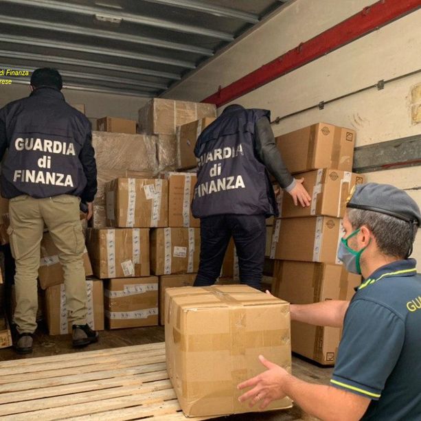 Maxi sequestro di mascherine. Guardia di Finanza e Prefettura le mettono a disposizione del territorio