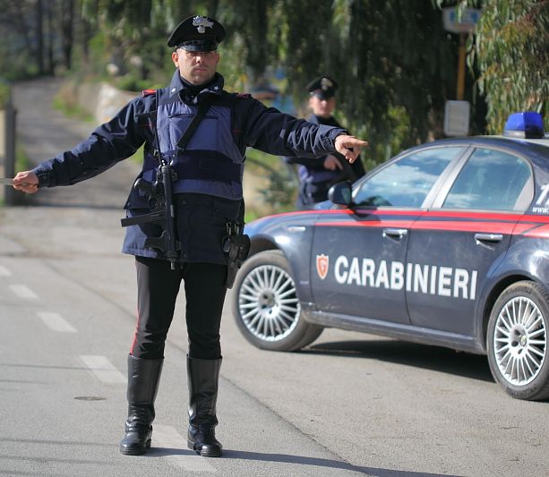 Esce in auto violando le norme anti Coronavirus, investe una donna e fugge: ventottenne arrestato