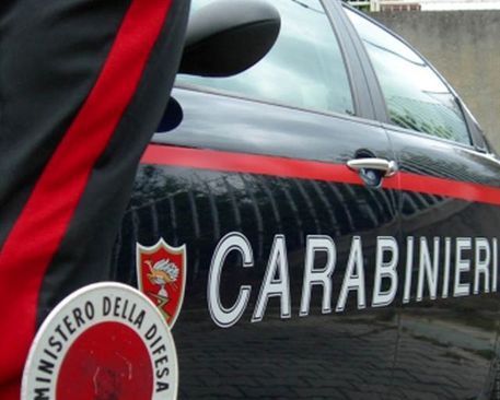Coltello in pugno tentano l'assalto al supermercato: due giovani in manette
