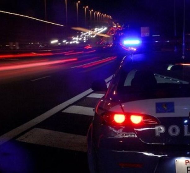 Filma un gruppo di ragazzi che bivaccano in piazza: inseguito e preso a pugni