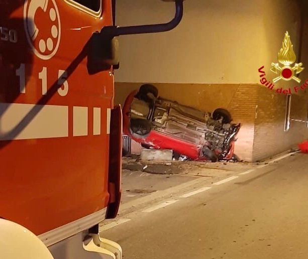 Auto si ribalta dopo lo schianto e finisce contro il muro di una casa: tre feriti a Cassano Magnago