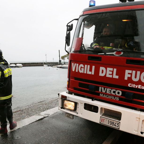 Torna da una festa in maschera e finisce con l'auto nel Lago Maggiore: salva per miracolo