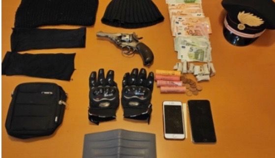 Pistola in pugno rapina il supermercato: braccato da un passante e arrestato dai carabinieri