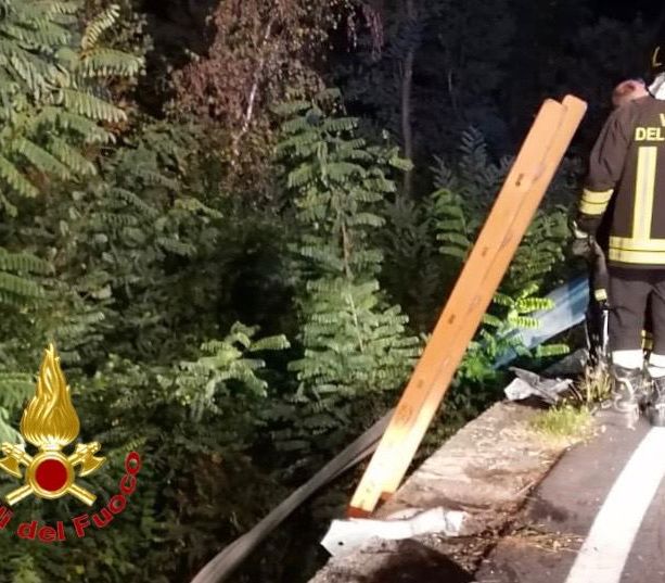 Sfonda il guard rail e vola con l'auto per dieci metri nella scarpata