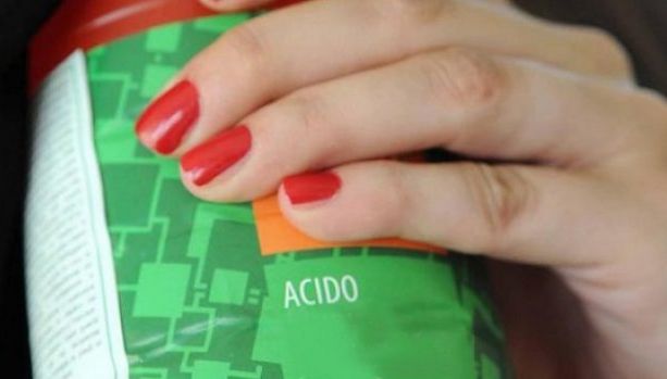 Ingerisce per sbaglio un &quot;sorso&quot; di acido muriatico: donna di 56 anni finisce al pronto soccorso