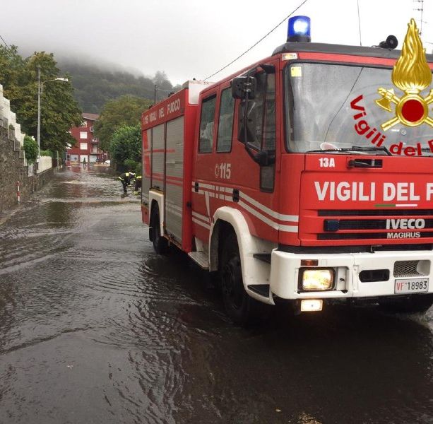 Il maltempo colpisce l'Alto Varesotto: smottamento sulla statale 233 della Valganna, allagamenti a Cunardo e Marchirolo