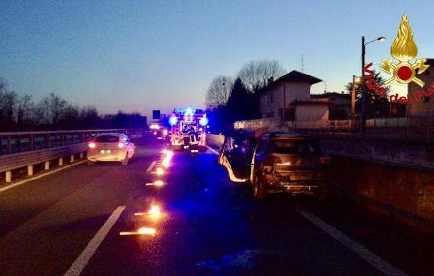 Macchina prende fuoco sull'Autolaghi: il conducente abbandona il veicolo prima che venga avvolto dalle fiamme