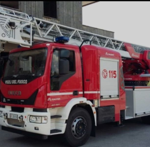 Vergiate, autoscala dei vigili del fuoco si ribalta lungo il Sempione: un ferito