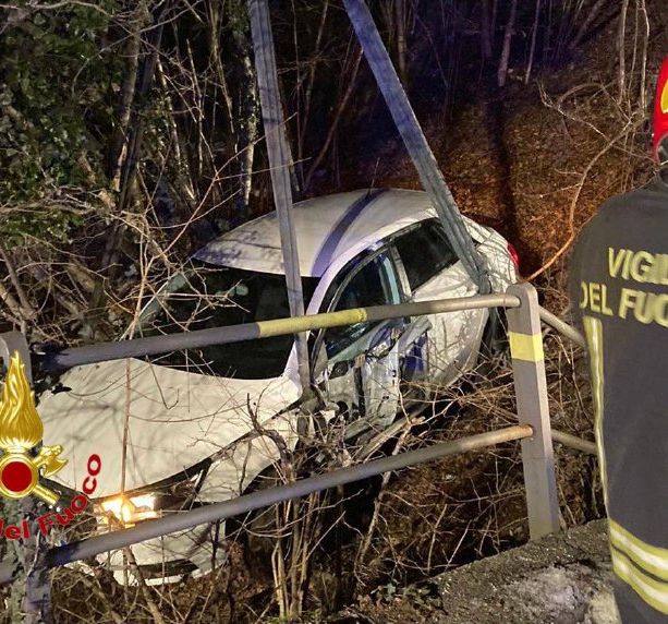 FOTO. Auto finisce nel dirupo sulla strada del Sacro Monte: spavento per due ragazzi
