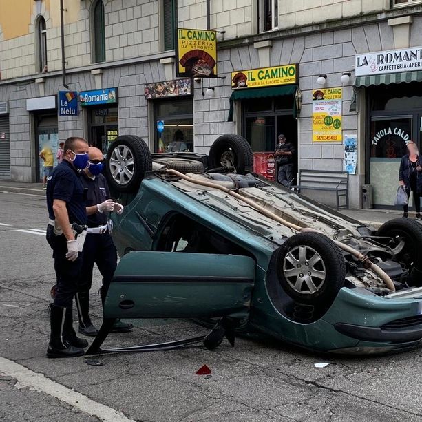 FOTO. Varese, paura in via Magenta: auto si ribalta dopo lo schianto