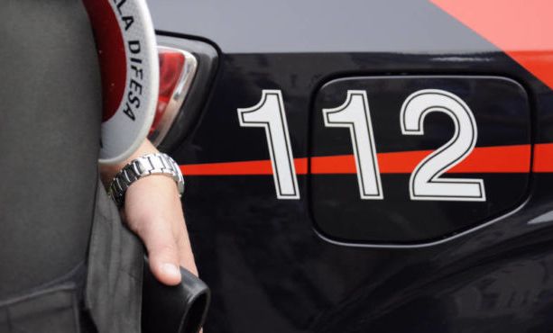 Carabinieri eroi: salgono sul tetto e salvano in extremis una giovane donna che voleva suicidarsi