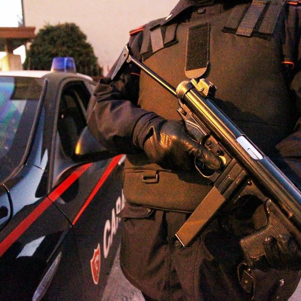Rapina al supermercato, bottino ottomila euro: è caccia ai due uomini armati