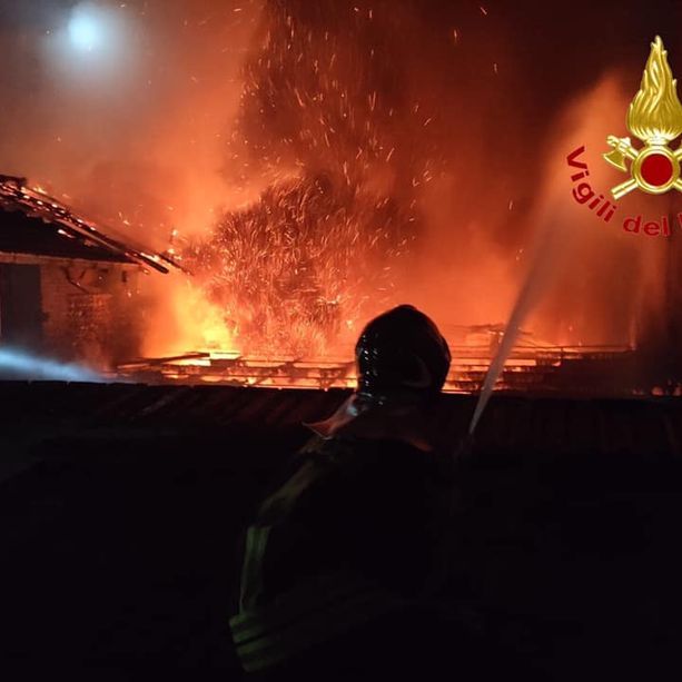 Caronno Pertusella, ore di fuoco nella notte. Cascinale in fiamme, la conta dei danni è pesante: distrutti edificio e mezzi
