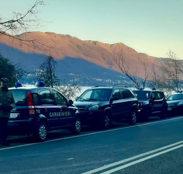 Gli spacciatori si spostano dai boschi alla sponda del lago Maggiore: scoperto a Caldè un bivacco di pusher