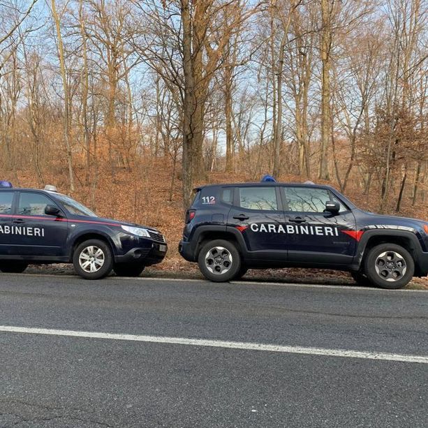 Muore durante una passeggiata nel bosco: anziano trovato senza vita in un ruscello a Marchirolo