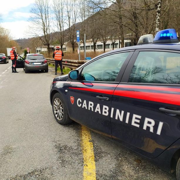 «Vengo da Lodi». E tossisce addosso ai carabinieri per tenerli lontani: un arresto a Cuvio