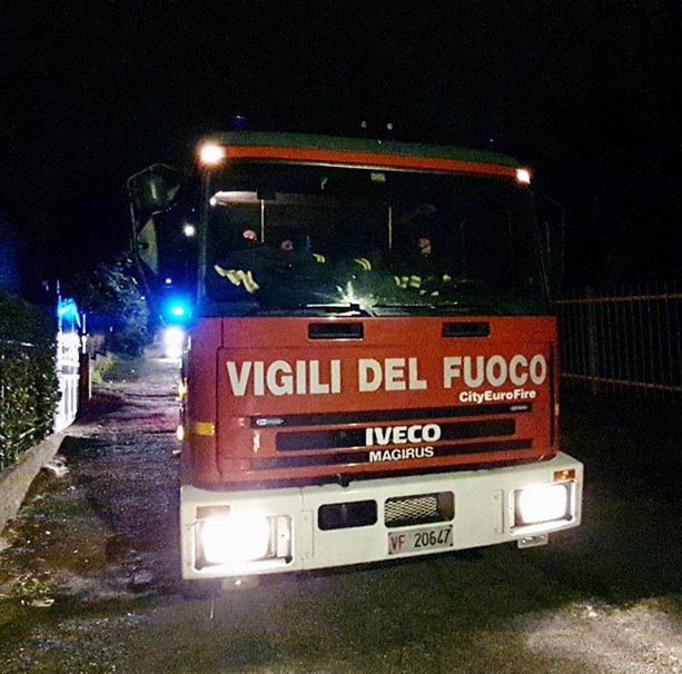 Incendio in camera da letto a Giubiano: due donne finiscono in ospedale