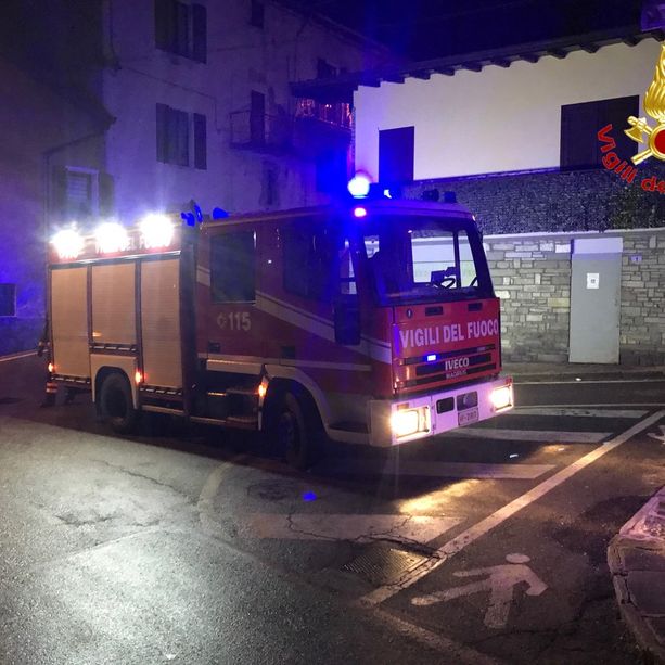 Fumo dalla caldaia a pellet, famiglia evacuata e una persona intossicata