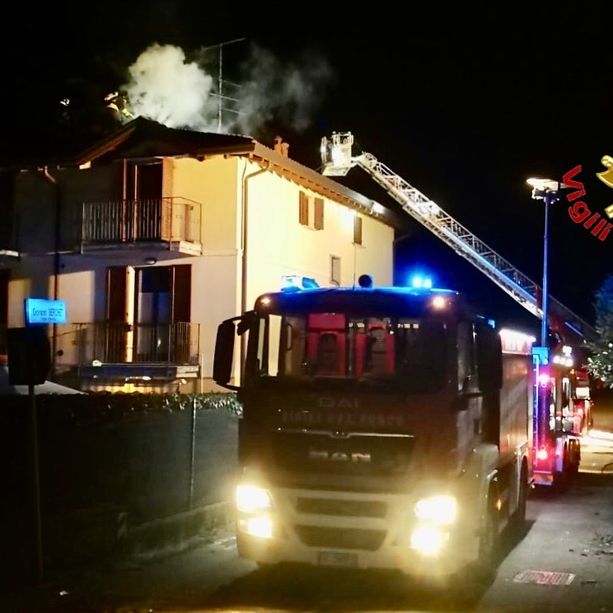 Notte di fuoco in via Daverio a Varese: incendio distrugge un tetto