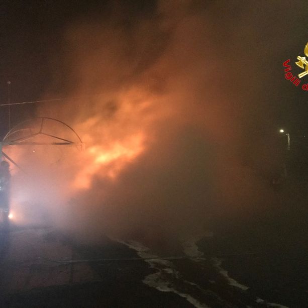 Fiamme prima dell'alba in un'azienda meccanica. Intervengono i vigili del fuoco
