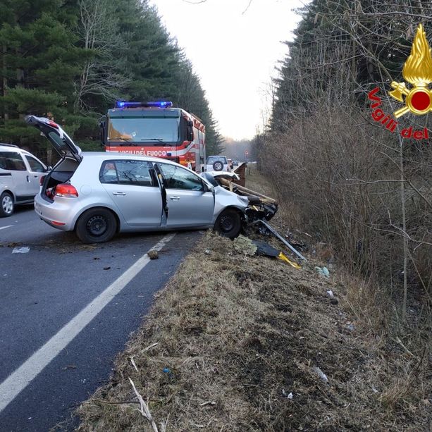 Carambola lungo la statale della Valganna, auto contro il guardrail: due persone ferite