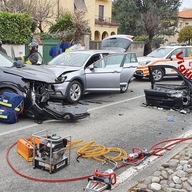 Incidente sulla strada del Lago Maggiore: tre persone coinvolte e Sp 69 chiusa