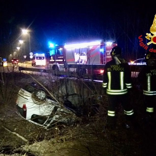 Auto esce di strada e finisce nella scarpata: quarantenne ferito