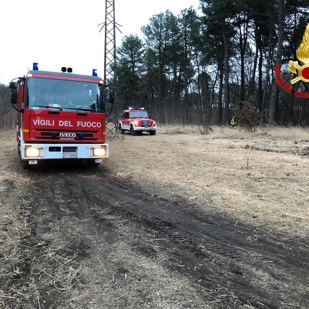 Fiamme al bosco di Panperduto, super lavoro dei vigili del fuoco ad elicottero: incendio sotto controllo