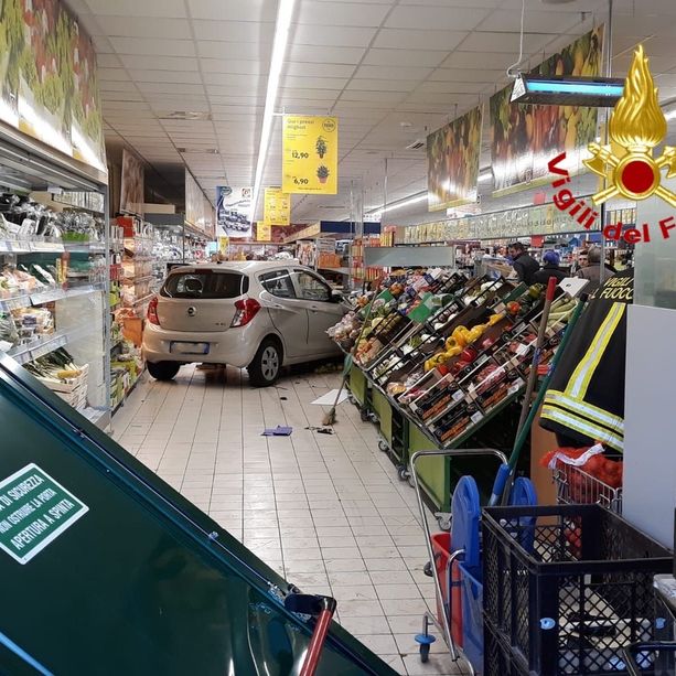 Auto sfonda la vetrata di un supermercato e finisce tra gli scaffali
