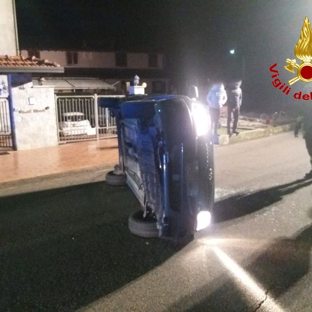 Perde il controllo dell'auto e si ribalta: quarantasettenne ferito