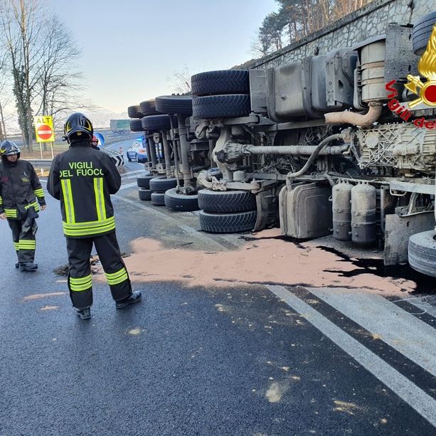 Camion si ribalta allo svincolo dell'autostrada: chiusa l'uscita di Sesto Calende in direzione Varese