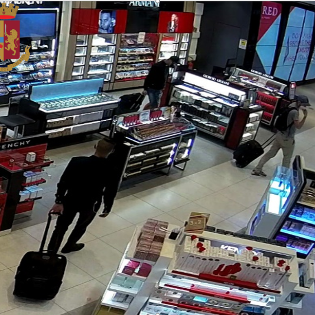 Saccheggiavano i duty free di Malpensa in cerca di profumi griffati: tre in manette