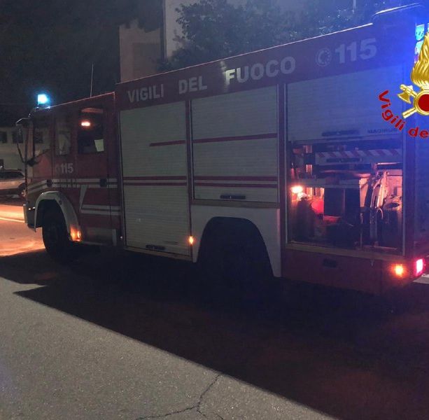 Incendio nella notte a Caronno Pertusella. Appartamento in fiamme, due bambini ricoverati
