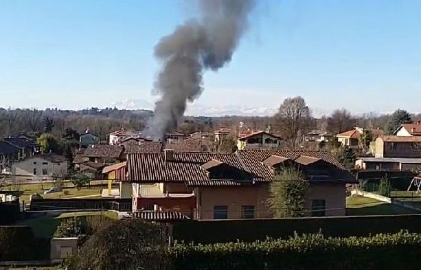 Incendio a Castronno: alta colonna di fumo visibile da chilometri