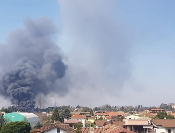 Gallarate, in fiamme ditta di materie plastiche: colonna di fumo visibile per chilometri