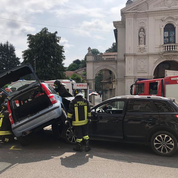 Violento schianto in via Porro a Induno: tre donne soccorse