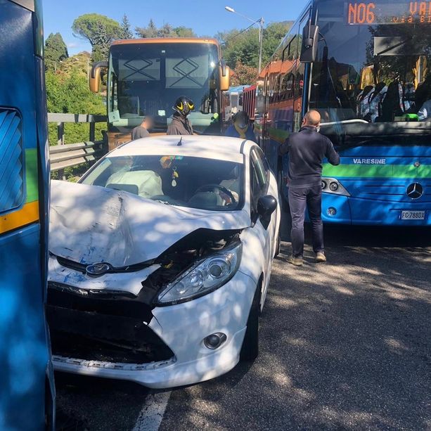 Besano, scontro tra un'auto e un pullman: paura sulla statale 344, ferita una ragazza