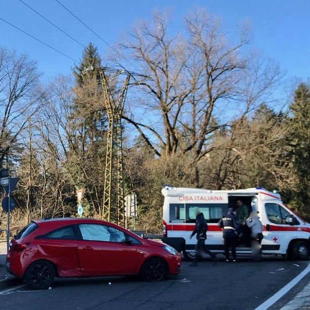 Carambola tra auto alla rotonda di Masnago: due feriti e traffico a rilento