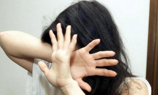 Uno sconcertante gioco social tra ragazzini dietro le molestie con palpeggiamenti?