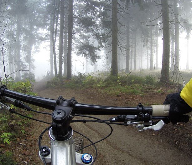 Un filo di ferro teso tra due alberi: ciclista si ferisce nei boschi della Valcuvia