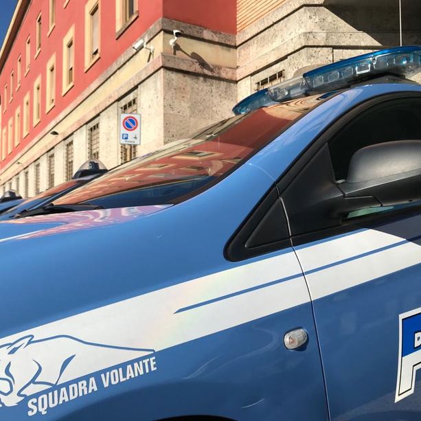 Tenta di rubare magliette dell'Inter e fugge seminando il caos alle Corti: arrestato