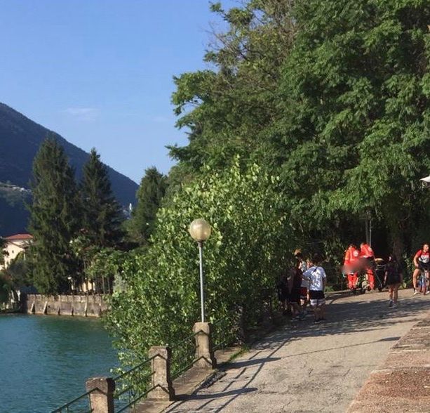 Tragedia sul lungolago a Porto Ceresio: si tuffa nel lago e annega