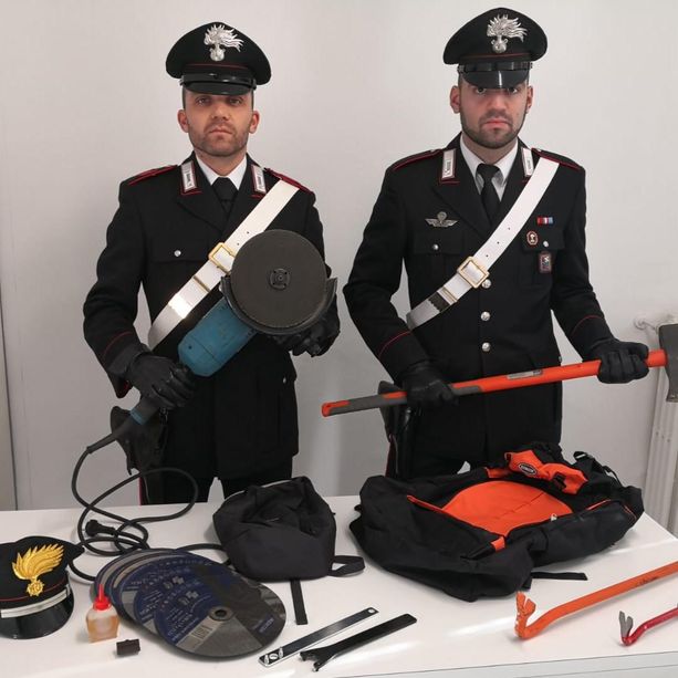 Trovato con attrezzi da scasso in auto, i carabinieri di Arcisate denunciano una persona