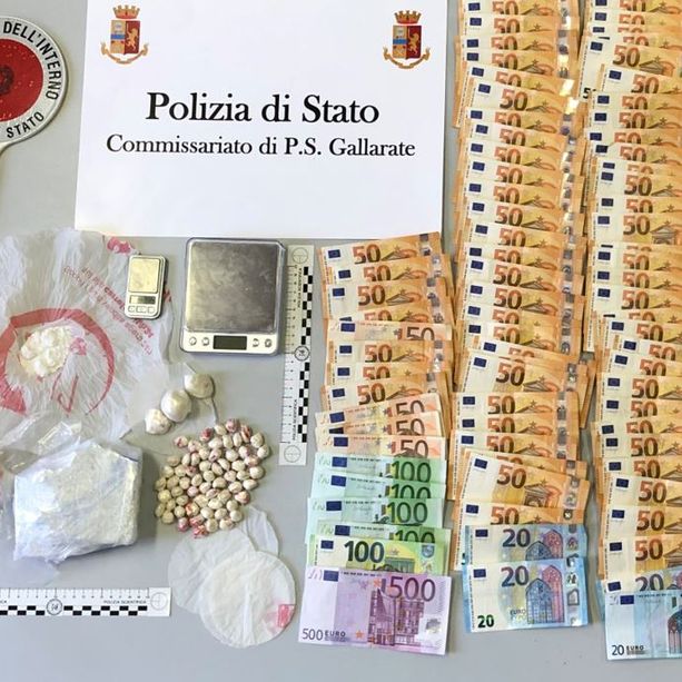 Blitz della polizia: trovati in casa 600 grammi di cocaina e settemila euro in contanti