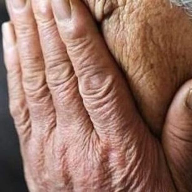 «C'è stato un furto a casa sua». Nonnino fermato per strada da finte forze dell'ordine e derubato con la scusa del sopralluogo