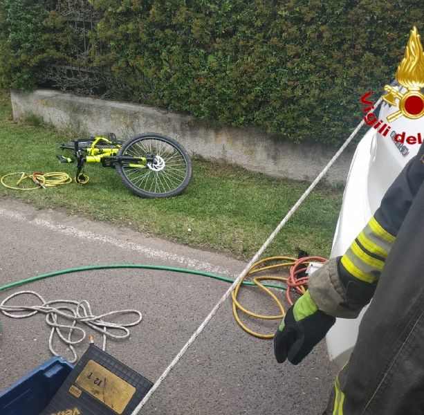 Tredicenne investito resta incastrato sotto l'auto: paura a Cislago
