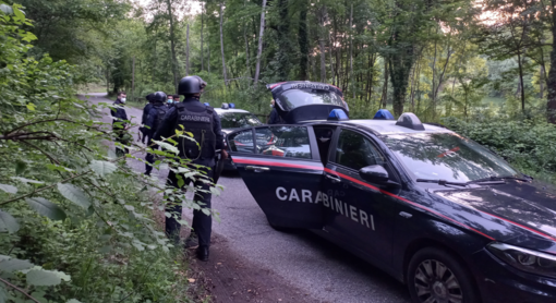 Dal bosco alla strada per consegnare la droga: spacciatore marocchino pedinato e arrestato dai carabinieri a Rancio Valcuvia