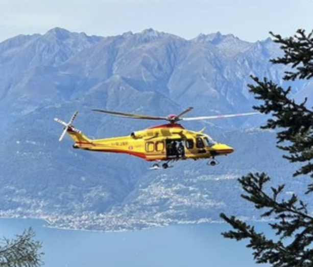 Scontro tra un'auto e una moto lungo la strada del lago Maggiore a Laveno: in volo l'elisoccorso