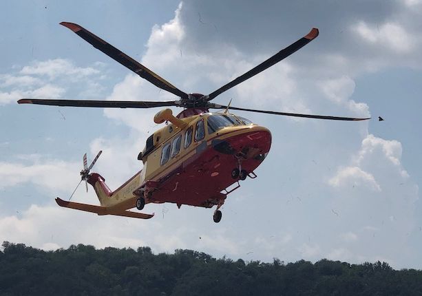 Scontro tra un'auto e una moto sulla statale 233 a Marchirolo: ferito un uomo di 36 anni